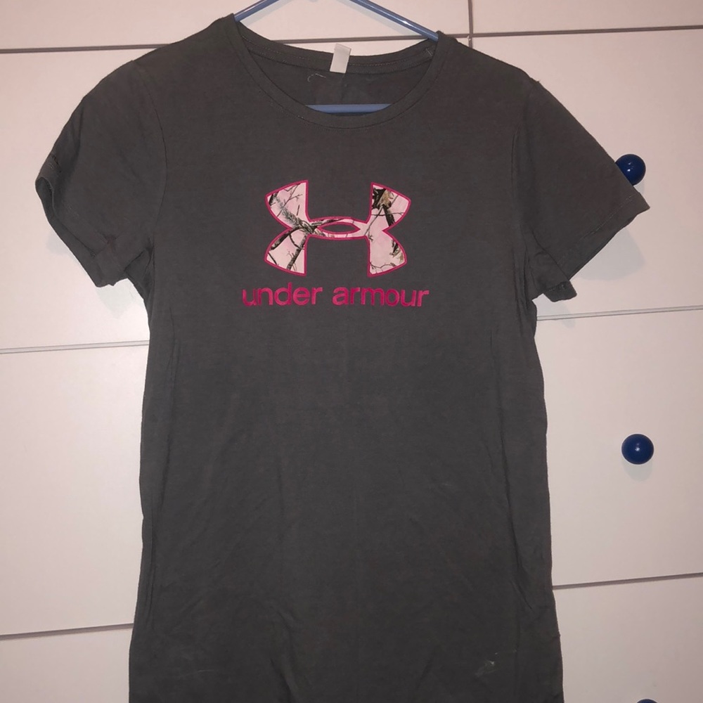 Underarmour tshirt.